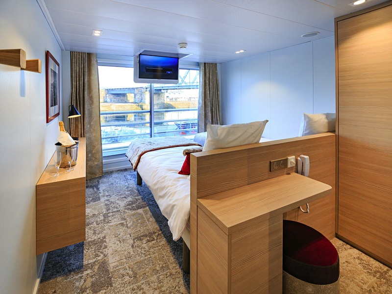 Middle Deck 2 Adjustable Twin Beds CAT. A